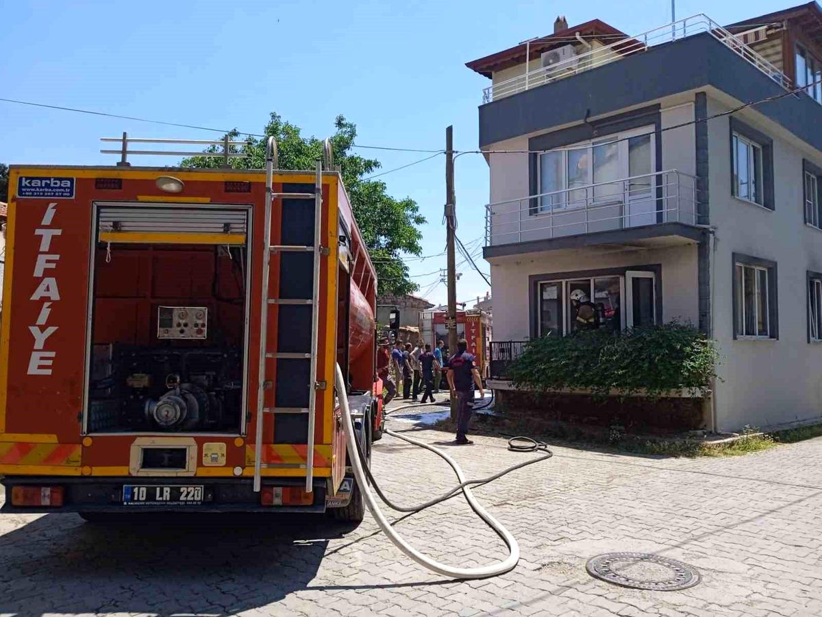 Edremit'te elektrik kontağından çıkan yangın evi kül etti