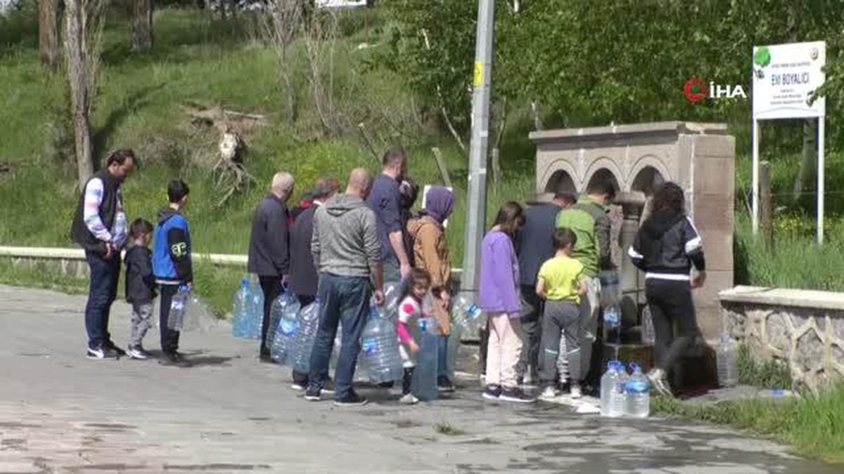 Erzurumlular Paşa Pınarı'ndan su almak için kuyruğa giriyor