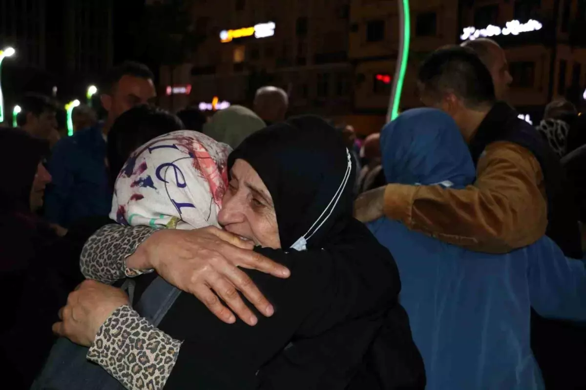 Rize'de Hacı Adayları Sevinç Gözyaşları İçerisinde Uğurlandı