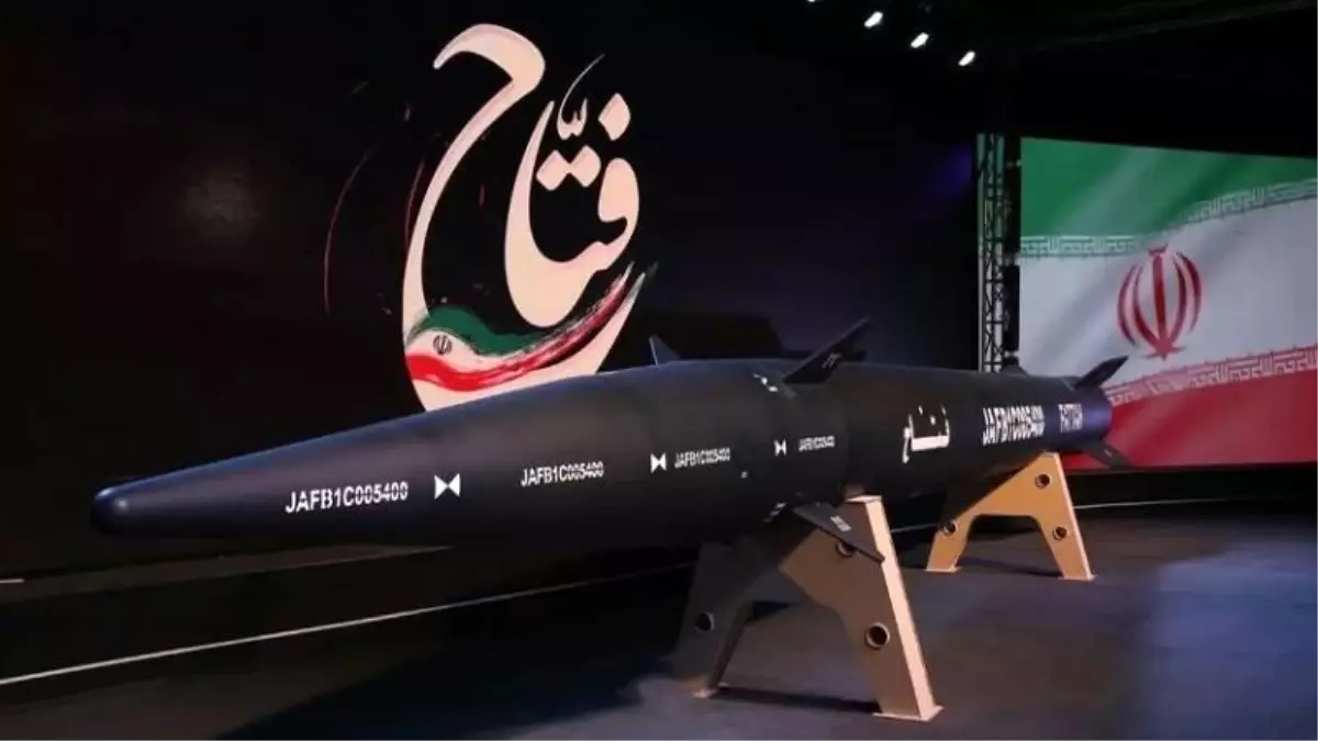İran, bin 400 kilometre menzile sahip ilk hipersonik füzesini tanıttı
