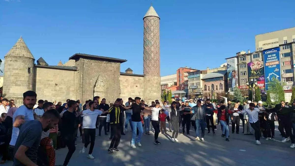 İranlı sanatçı Erzurum'da gençlerin ilgi odağı oldu
