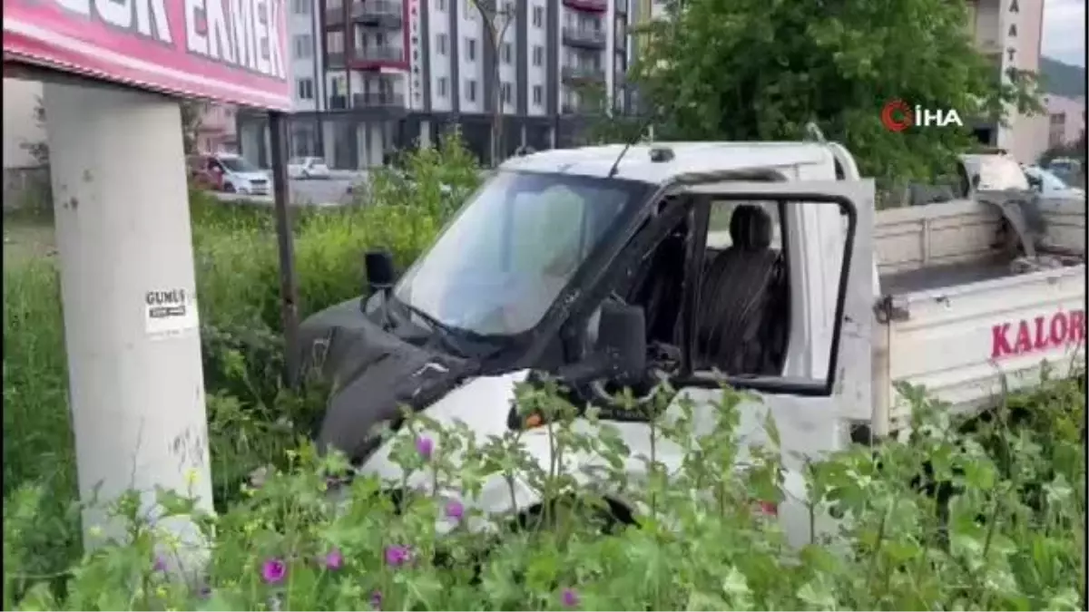 Afyonkarahisar'da Kamyonet ile Otomobilin Çarpıştığı Kazada 1 Kişi Öldü, 4 Kişi Yaralandı