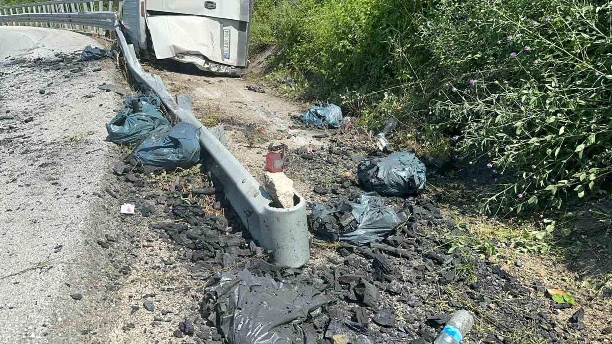 Bursa'da Mangal Kömürü Taşıyan Kamyonet Kaza Yaptı