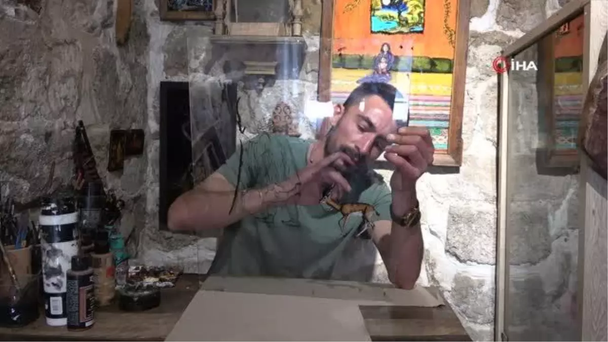 Mardinli ressam resimlerini tuval yerine cama işliyor