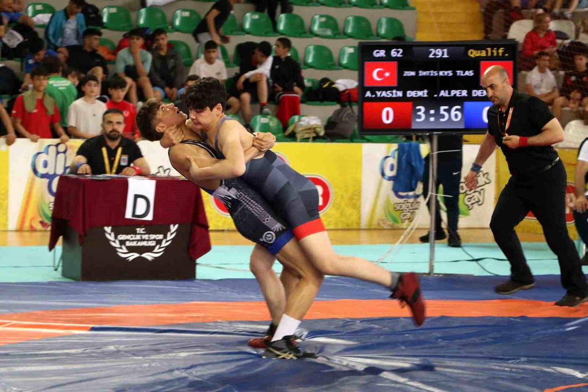 Mehmet Akif Pirim U15 Grekoromen Güreş Türkiye Şampiyonası Rize'de başladı