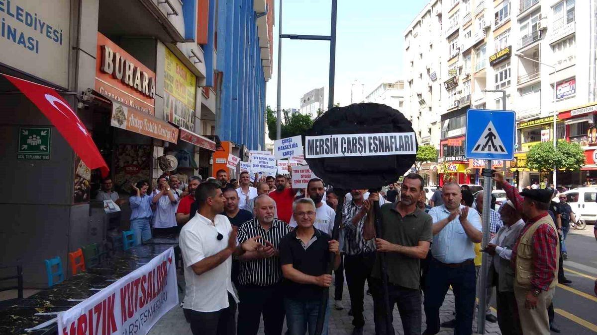 Mersin Çarşı esnafı, yıkım kararına tepki gösterdi