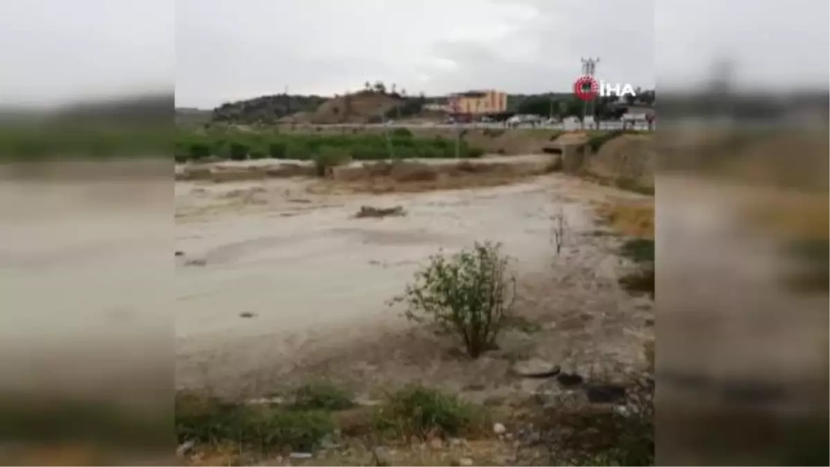 Mersin'de Sağanak ve Dolu Yağışı Bahçe ve Yollara Zarar Verdi