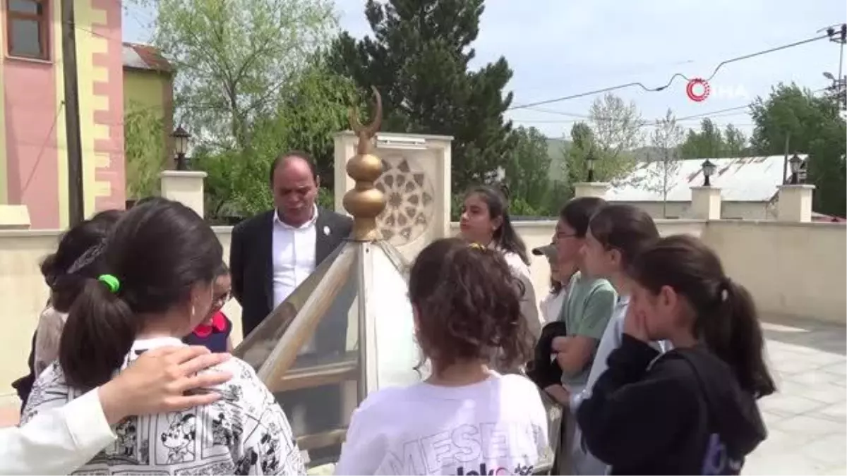 Namuslarını korumak için kuyuya atlayan şehit kadınların yaşadıkları minik Elif Naz'ı gözyaşlarına boğdu