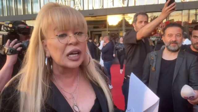 Ödül töreninde gergin anlar! Cem Yılmaz geldiği için röportajı yarıda kesilen Zerrin Özer öfke kustu: Akıllı olacaksınız Ödül töreninde gergin anlar! Cem Yılmaz geldiği için röportajı yarıda kesilen Zerrin Özer öfke kustu: Akıllı olacaksınız