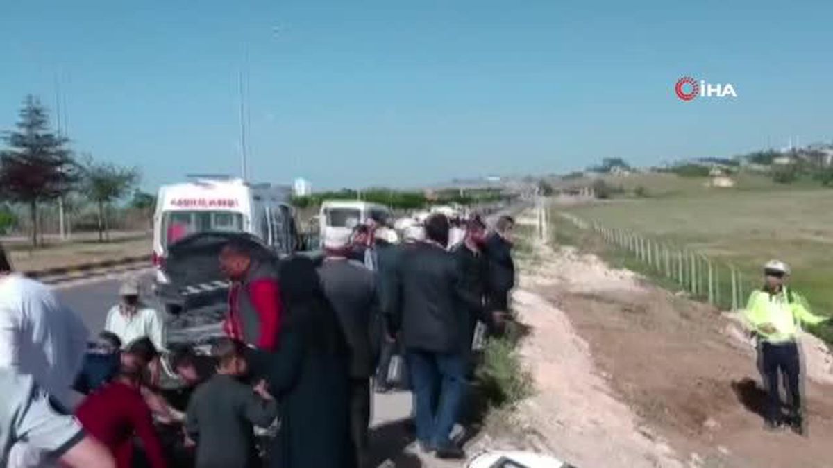 Öğrenci servisinin otomobille çarpıştığı kazada 8 kişi yaralandı