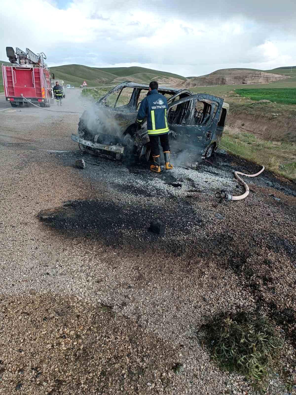 Seyir halindeki minibüs alev alev yandı