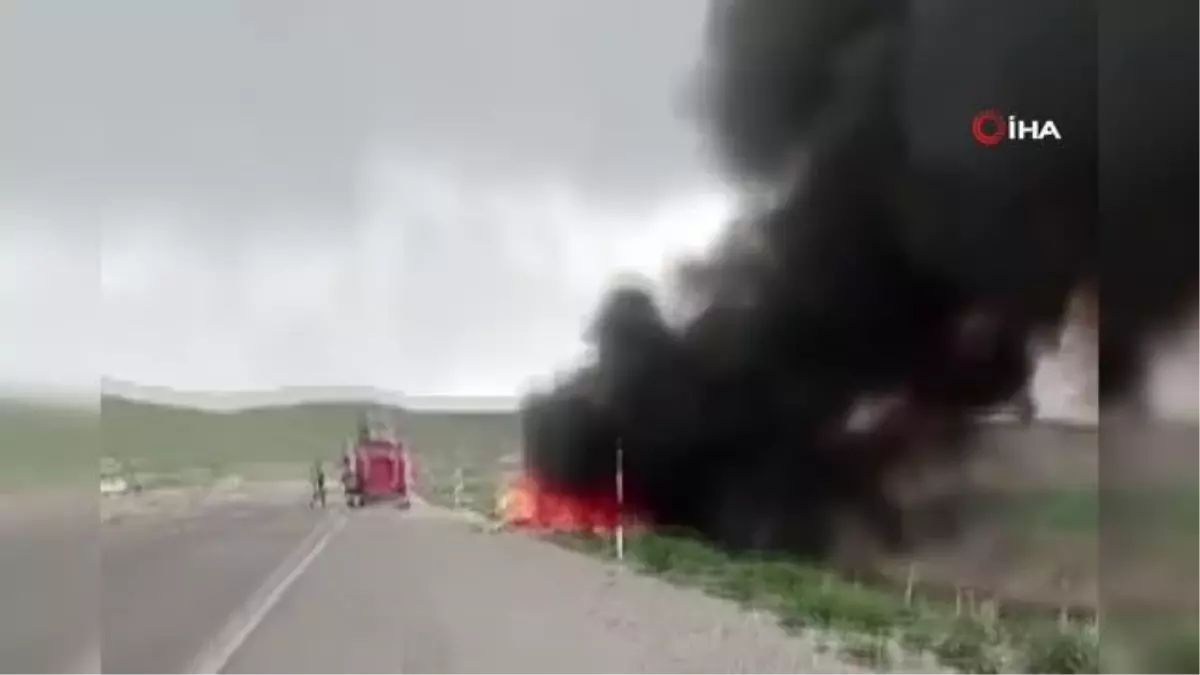 Seyir halindeki minibüs alev alev yandı
