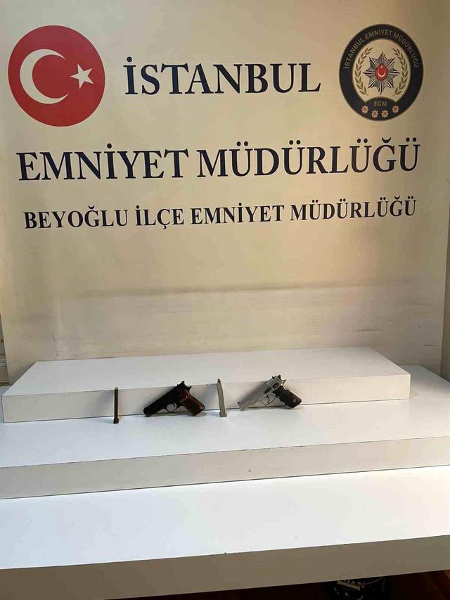 Taksim''de Şaka Maksatlı Oynanan Silah Oyunu İki Kişinin Hayatına Mal Oldu