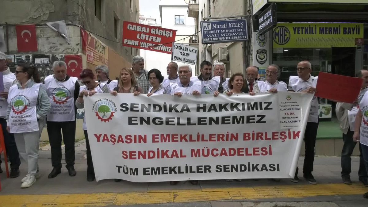 Tüm Emeklilerin Sendikası Üyeleri, Sendika Hakkında Açılan Kapatma Davasının 8 Haziran'da Yapılacak Duruşması Öncesi Eylem Yaptı.