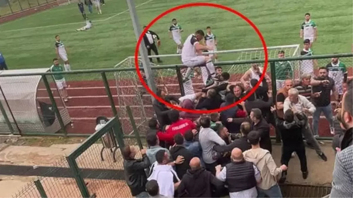 Türkiye'de yaşandı! Futbolcu, çivili kramponuyla taraftarın kafasına tekme attı