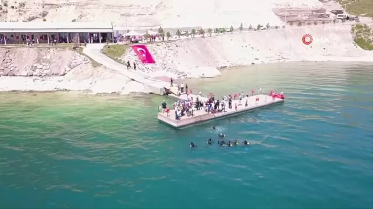 Van Gölü'nün dibinden çuvallarla çöp çıkarıldı