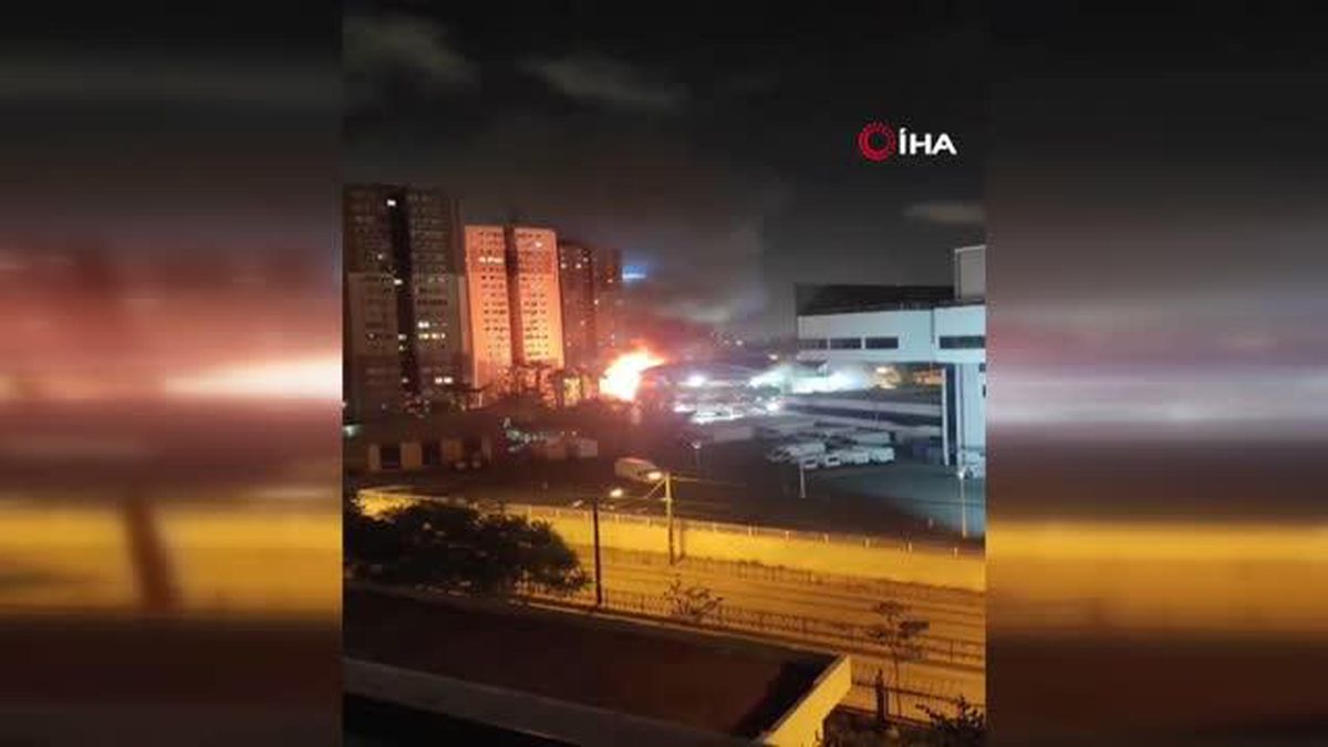 Zeytinburnu'ndaki teknoloji mağazası alev alev yandı