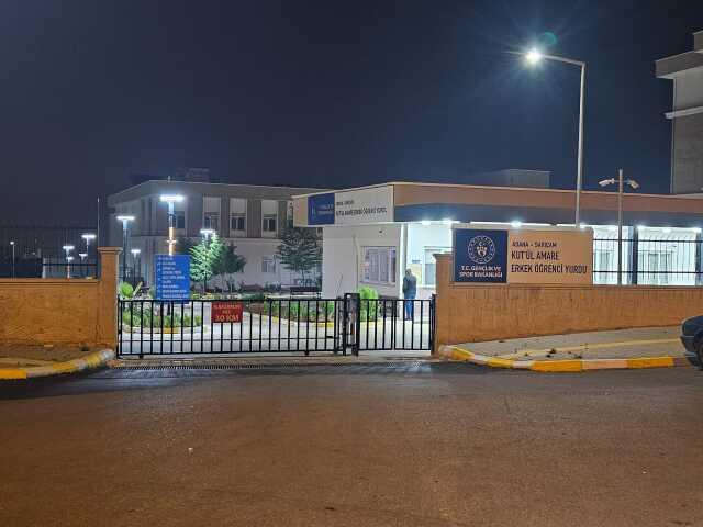 Adana'da öğrenci yurdunda güvenlik görevlisi bıçaklanarak öldürüldü Adana'da öğrenci yurdunda güvenlik görevlisi bıçaklanarak öldürüldü