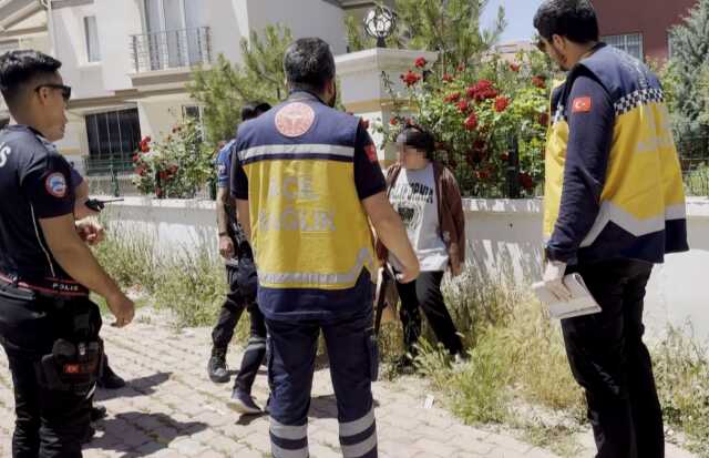 Aksaray'da Bıçaklı İntihar Girişiminde Bulunan Kadın Polis ve Gazetecileri Kovaladı