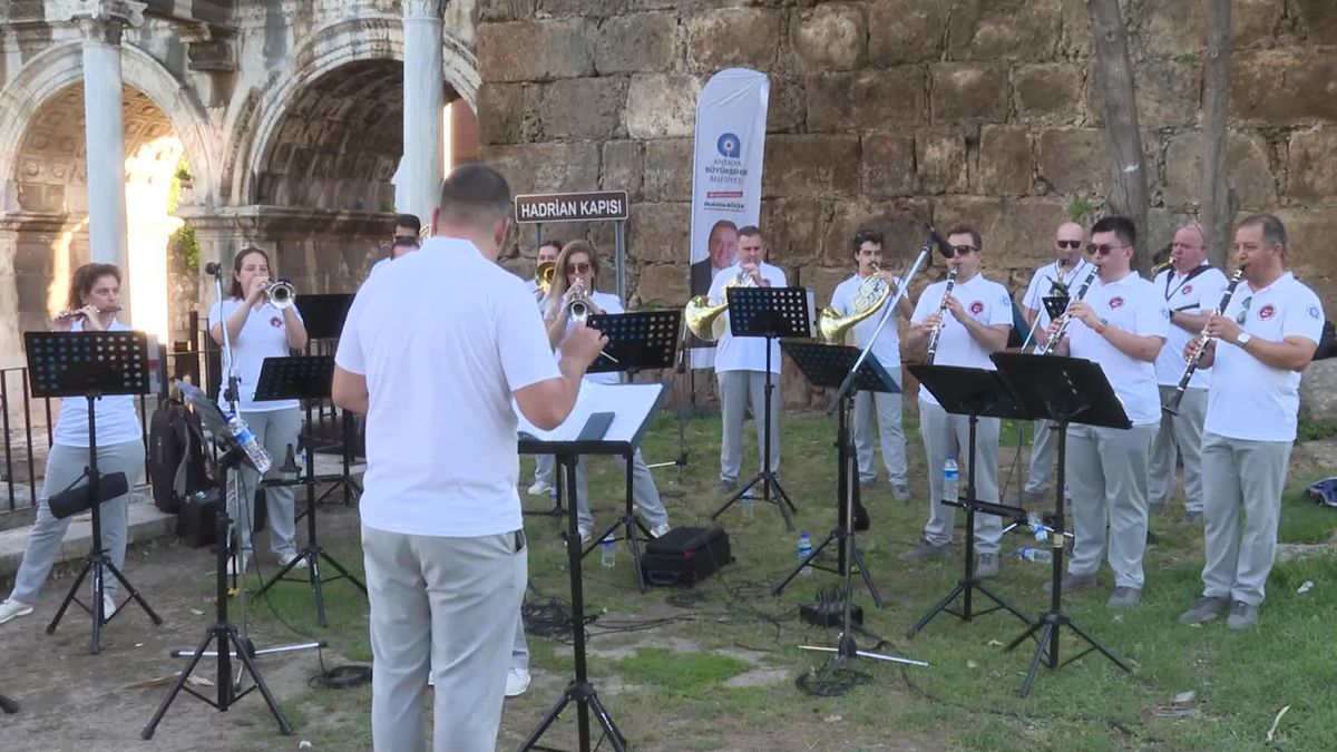Antalya'da açık hava konserleri başladı
