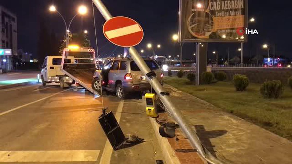 Kocaeli'de sinyalizasyon direğine çarpan aracın sürücüsü kaçtı