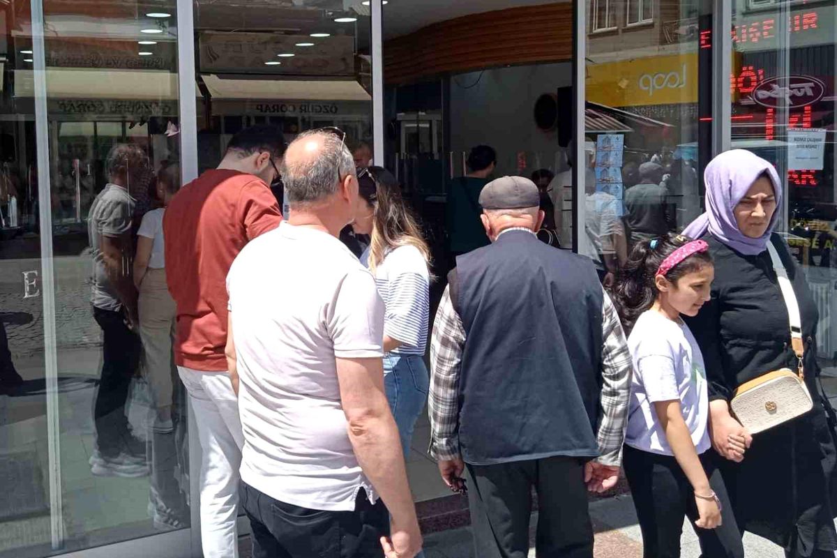 Dolar ve eurodaki sert yükseliş sonrası döviz bürolarında yoğunluk yaşanıyor