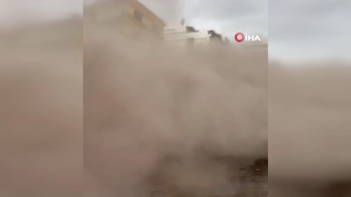 Elazığ'da ağır hasarlı bina yıkım esnasında çöktü