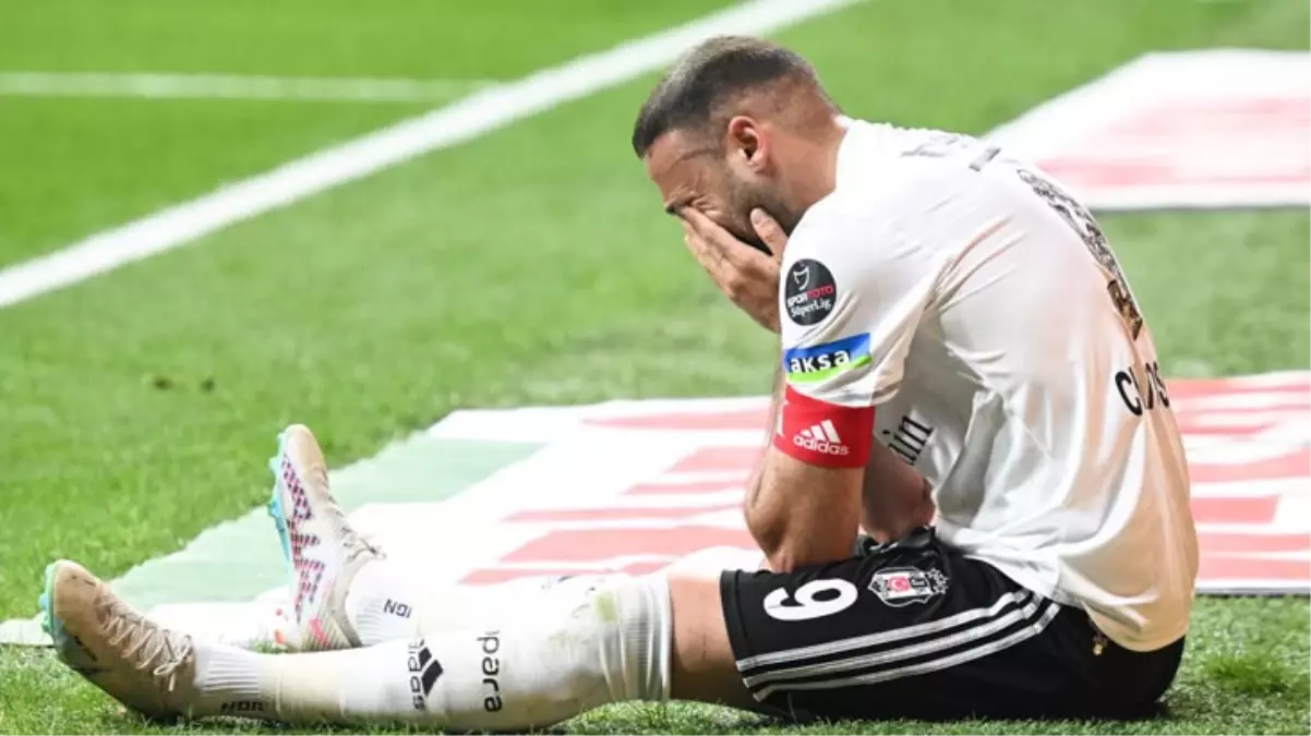 Felaketler üst üste geliyor! Acı içinde yerde kalan Cenk Tosun hüngür hüngür ağladı