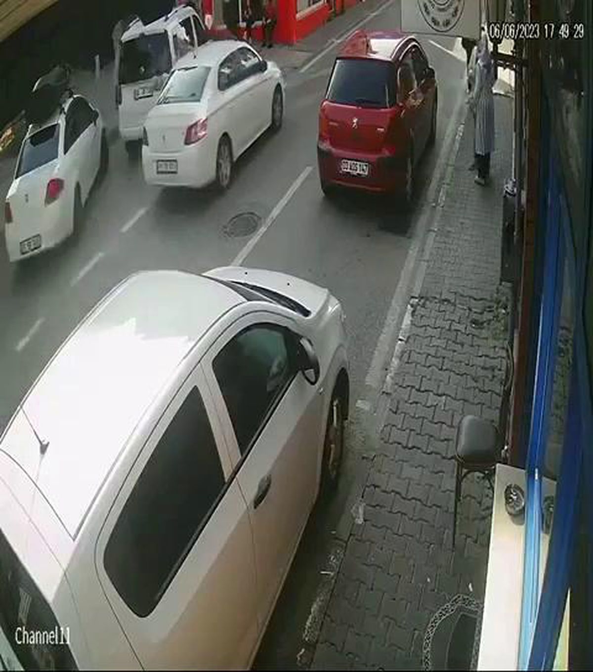 Mudanya'da Otomobil Yol Kenarındaki 3 Kişiye Çarptı