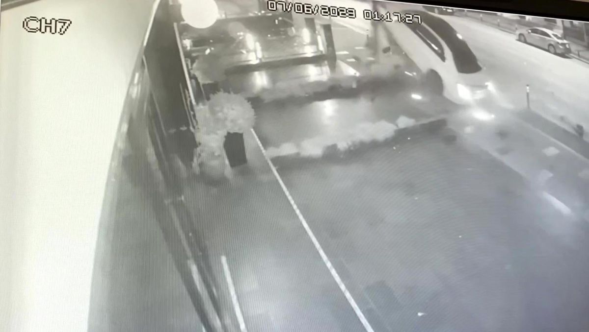 Kadıköy'de Lüks Otomobil Kaza Yaptı: Sürücü Yaralandı