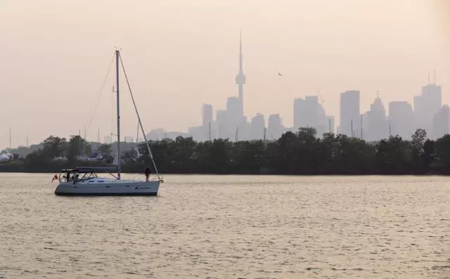 Kanada'nın Quebec Eyaletinde Çıkan Orman Yangınlarının Dumanı Toronto'ya Ulaştı Kanada'nın Quebec Eyaletinde Çıkan Orman Yangınlarının Dumanı Toronto'ya Ulaştı