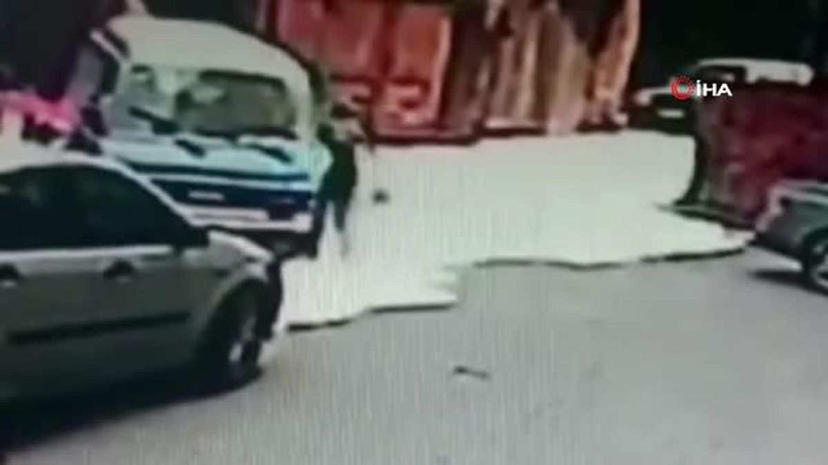 Bursa'da Oto Tamirciye Bırakılan Araca Giren Gençler Ateşe Verdi
