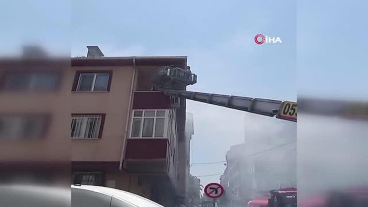 Küçükçekmece'de 3 Kişi Mahsur Kaldığı Yangında İtfaiye Kurtardı