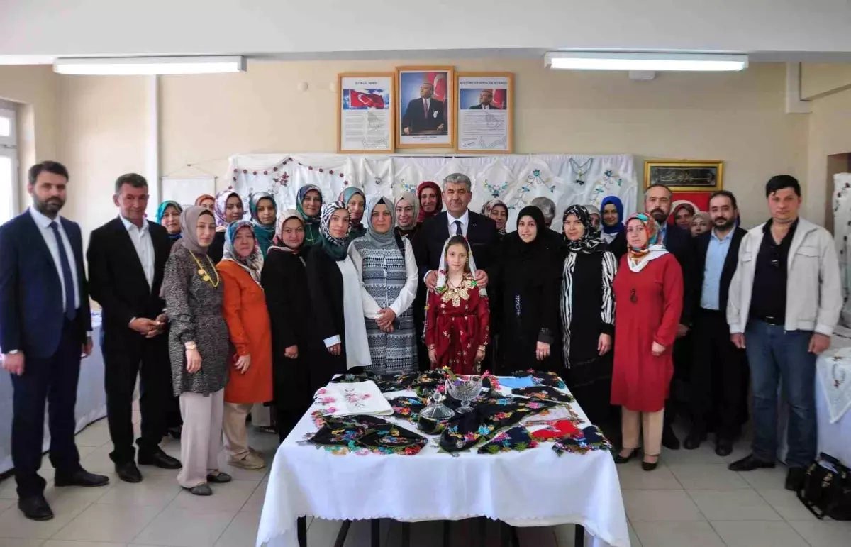 Kütahya'da İğne Oyası Kursiyerlerinin Ürünleri Sergilendi