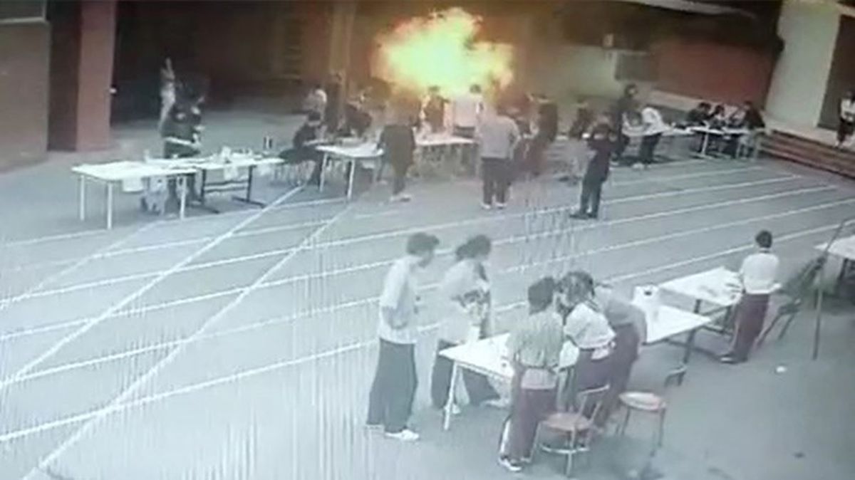 Özel okulda deney sırasında patlama anı güvenlik kamerasında