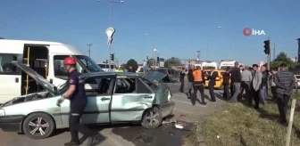 Samsun'da minibüs kavşakta iki araca çarptı: 7 yaralı