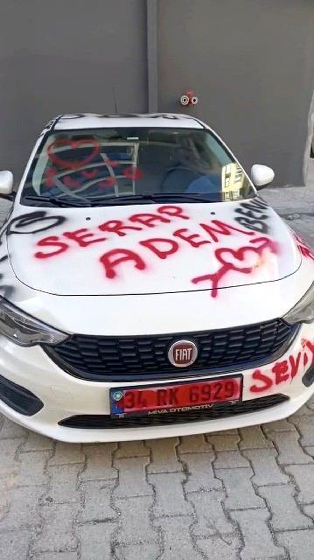 Antalya'da Saplantılı Aşık Otomobili Sprey Boyalı Aşk Yazılarıyla Pert Etti