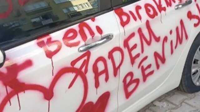 Saplantılı genç lastiklerini patlattığı otomobili adeta aşk mektubuna çevirdi Saplantılı genç lastiklerini patlattığı otomobili adeta aşk mektubuna çevirdi
