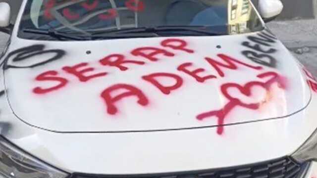 Saplantılı genç lastiklerini patlattığı otomobili adeta aşk mektubuna çevirdi Saplantılı genç lastiklerini patlattığı otomobili adeta aşk mektubuna çevirdi