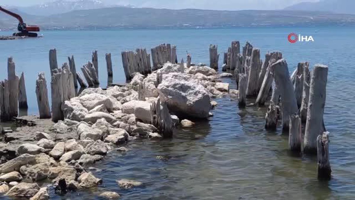 Van Gölü'nde balçık temizliği sonrası 100 yıllık iskele tamamen ortaya çıktı
