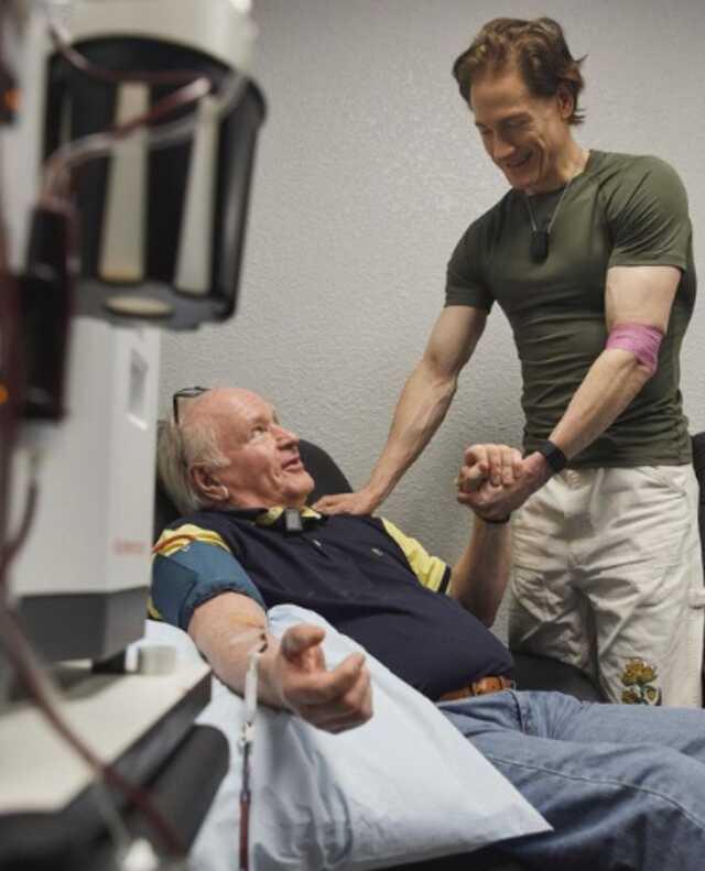 Yaşlanmamak için 17 yaşındaki oğlunun kanını vücuduna enjekte ediyor Yaşlanmamak için 17 yaşındaki oğlunun kanını vücuduna enjekte ediyor