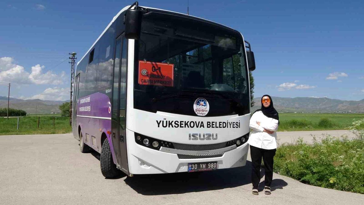 Yüksekova Belediyesi'nde ilk kadın otobüs şoförü göreve başladı