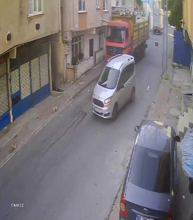 Avcılar'da hafif ticari araçtan atılan kadın hastaneye kaldırıldı Avcılar'da hafif ticari araçtan atılan kadın hastaneye kaldırıldı