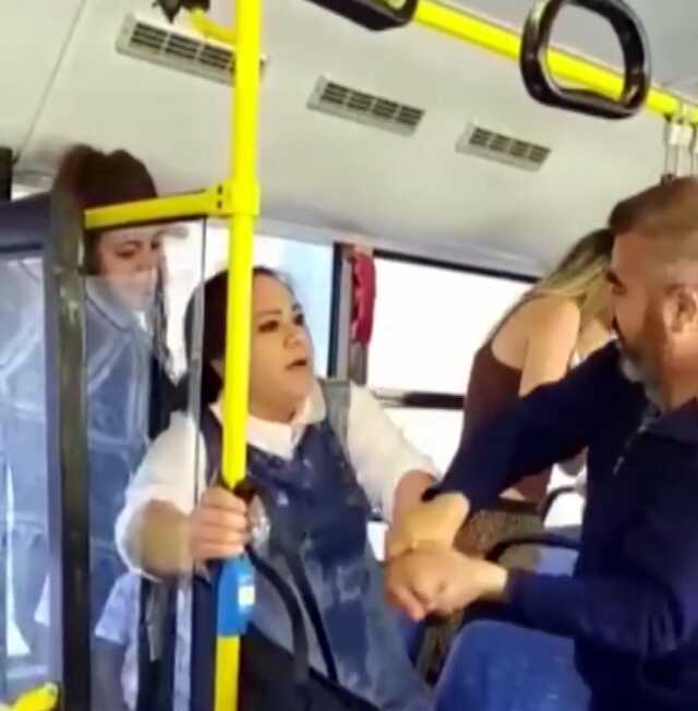 Belediye otobüsündeki kavga kamerada Belediye otobüsündeki kavga kamerada
