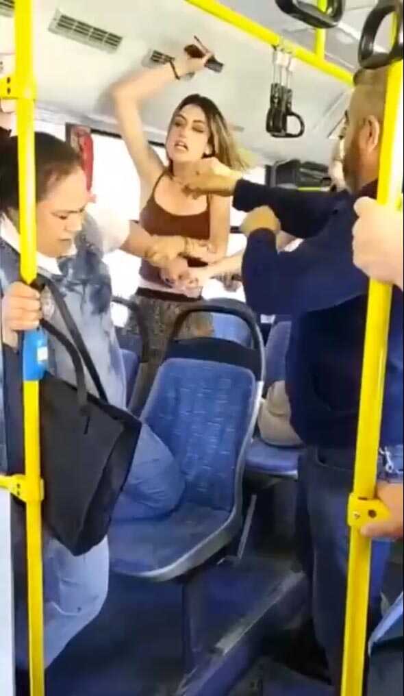 Belediye otobüsündeki kavga kamerada Belediye otobüsündeki kavga kamerada