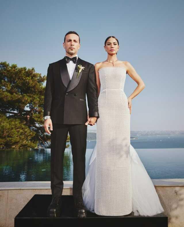 Bir ay önce boşanan Oğuzhan Koç ve Demet Özdemir, fotoğrafları sildi