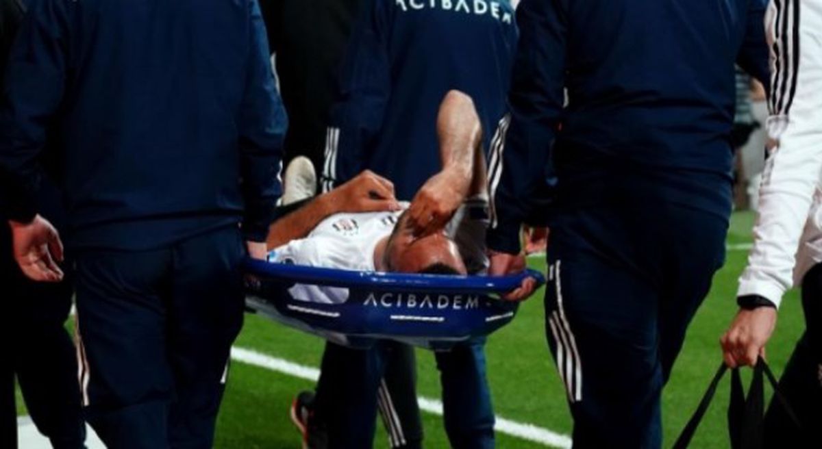 Cenk Tosun Beşiktaş maçında oynayacak mı? Cenk Tosun maçlarda oynayacak mı? Cenk Tosun kaç ay top oynayamayacak?
