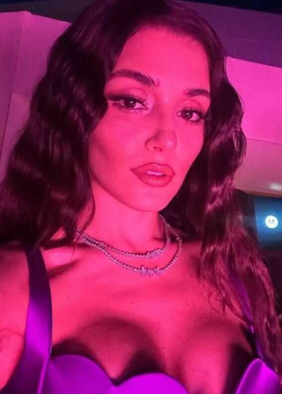 Hande Erçel çok cesur! Elbisesini kaldırıp iç çamaşırının görünmesini umursaman poz verdi