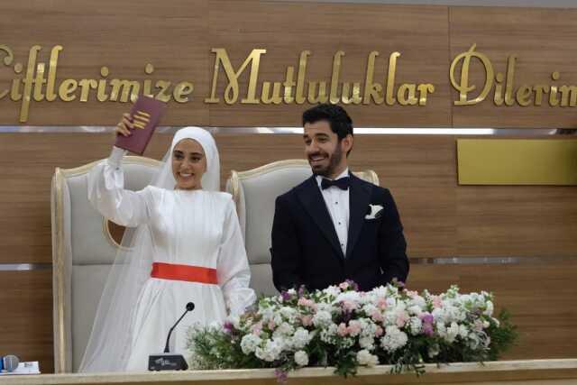 Kızılcık Şerbeti'ndeki gelinliği beğenilmeyen Ceren Karakoç'tan güldüren cevap: Umut aldı, parası yok Kızılcık Şerbeti'ndeki gelinliği beğenilmeyen Ceren Karakoç'tan güldüren cevap: Umut aldı, parası yok