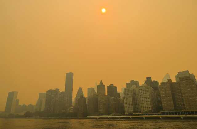 Yangından çıkan dumanlar New York'u kırmızıya çevirdi! Milyonlarca kişi nefes almakta zorlanıyor
